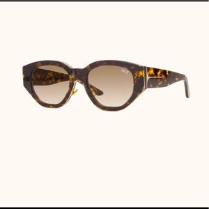 Dezi Charge It sunglasses like new